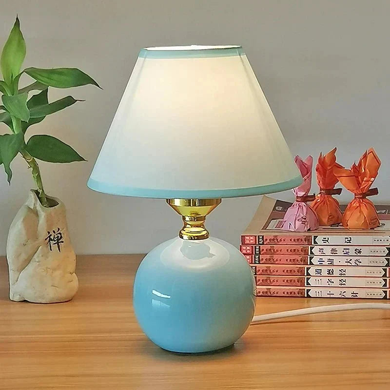 Mała elegancka ceramiczna lampa stołowa