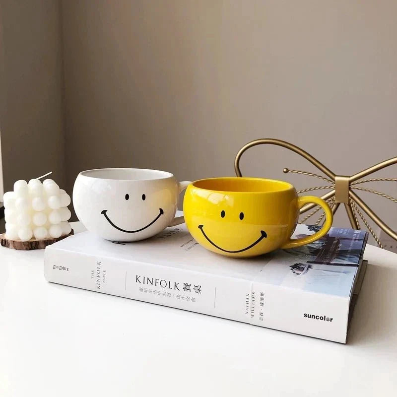 Tazza da caffè in ceramica con faccina sorridente