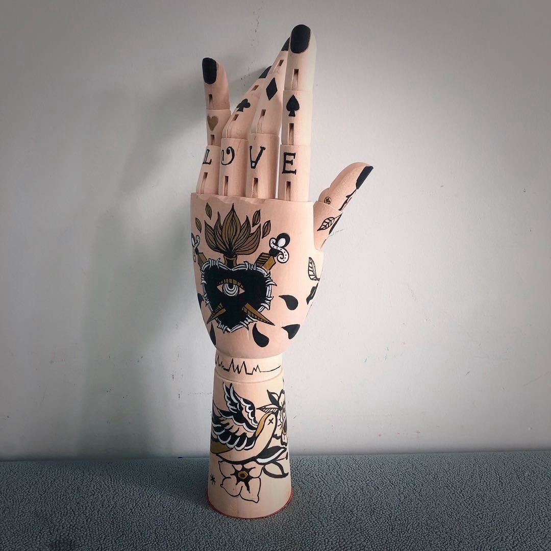 Escultura de manos de maniquí tatuadas | Porta joyas